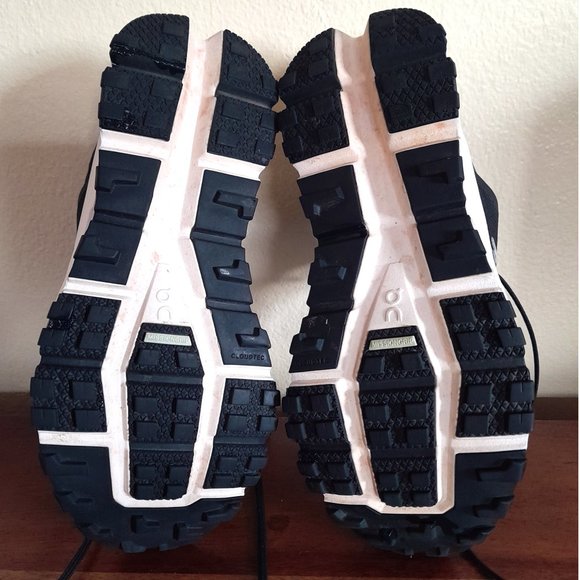 women's On Cloud running shoes sz 7-INNER SIDE DAMAGE - Picture 9 of 10